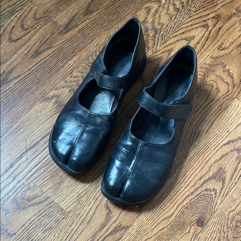 Tabi split toe Mary Janes